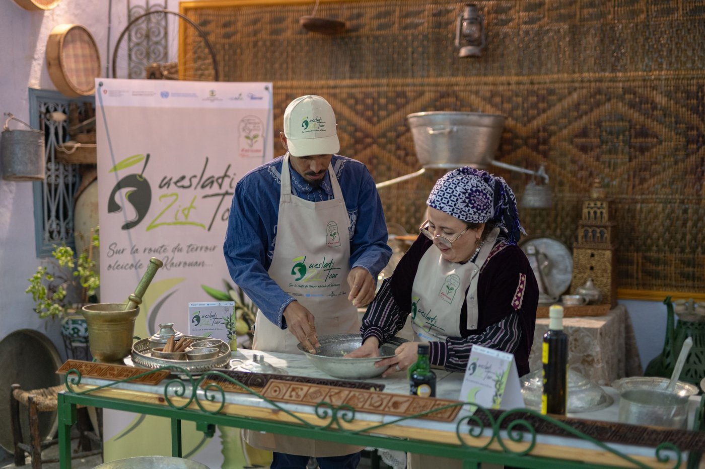 Mme Halima Barrak lors de l'atelier de fabrication du makroudh, à Kairouan