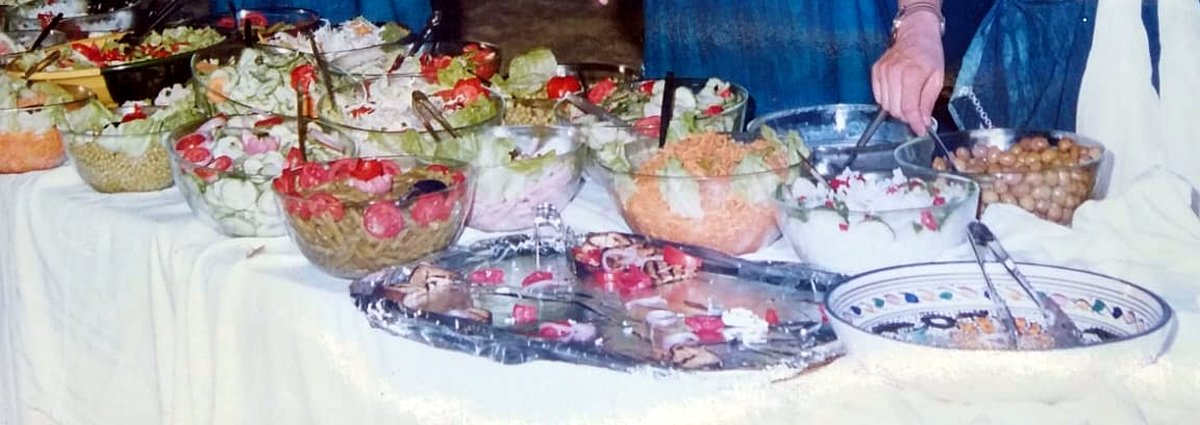 Buffet de salades et de plats tunisiens lors d'une soirée dans le désert